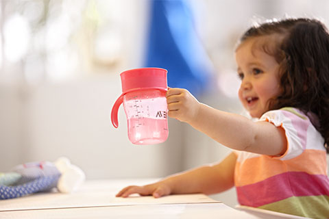 Todo bajo control: por qu&eacute; ense&ntilde;ar a su beb&eacute; a beber en un vaso con boquilla es m&aacute;s f&aacute;cil de lo que piensa
