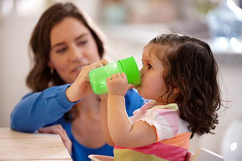 Combinaci&oacute;n perfecta: encuentre el vaso con boquilla perfecto para apoyar la etapa de desarrollo de su beb&eacute;