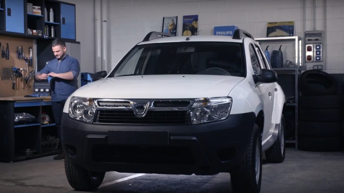 Vea c&oacute;mo instalar las l&aacute;mparas automotrices Philips en los faros en un Renault Duster